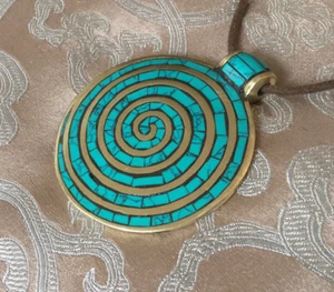 Wunderschönes großes AMULETT /Anhänger aus Nepal Spirale/Schnecke m. Türkis - Bild 1 von 2