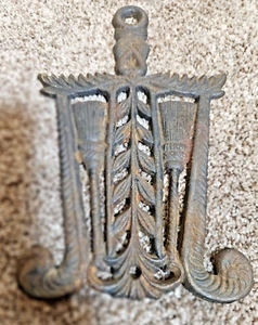 Cast Iron Footed Broom Grain Tassel Trivet Vintage 5 1/4" x 8 1/4" - Picture 1 of 2