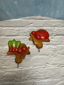 De Colección Kitschy 2 Tiza Tomates Colgantes Arte de Pared Placas 1977 Art Miller Studio - Imagen 1 de 5