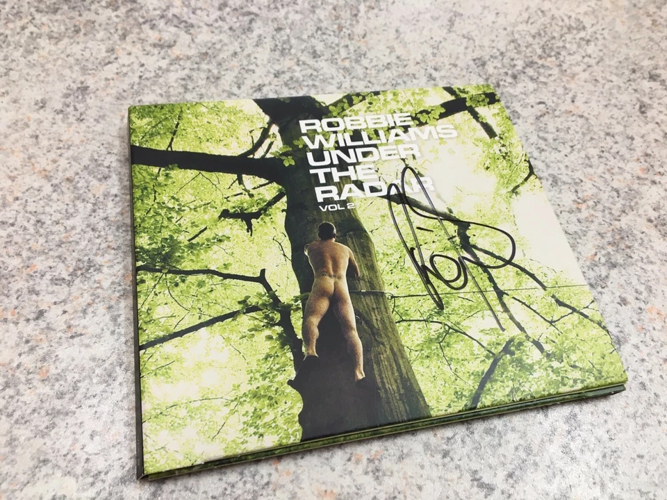 ROBBIE WILLIAMS SIGNED ‘UNDER THE RADAR VOL 2’ DELUXE CD SIGNED AUTOGRAPH RARE - Imagem 1 de 4