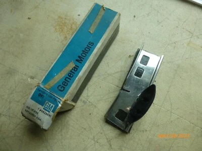 9829691 Nuevo de Lote Antiguo GM Weatherstrip Corner Retenedor 1971-1973 Buick Le Sabre Centurion Foto 1 de 4