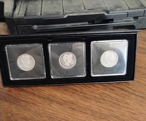 3 Kursmünzensätze, 1899-1901 Barber Quarters mit Halter und Aufsteller - Bild 1 von 9