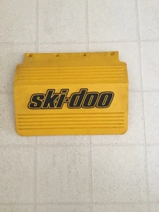 Solapa de nieve amarilla Ski Doo OEM 572111215 - Imagen 1 de 3