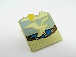 California Pin Vintage Beach Mountain Bird Scene - Imagen 1 de 5