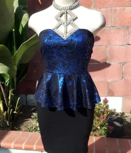 IPONA Collection kurzes Kleid mit verziertem Ausschnitt strukturiert rückenfrei Schößchen S - Bild 1 von 9