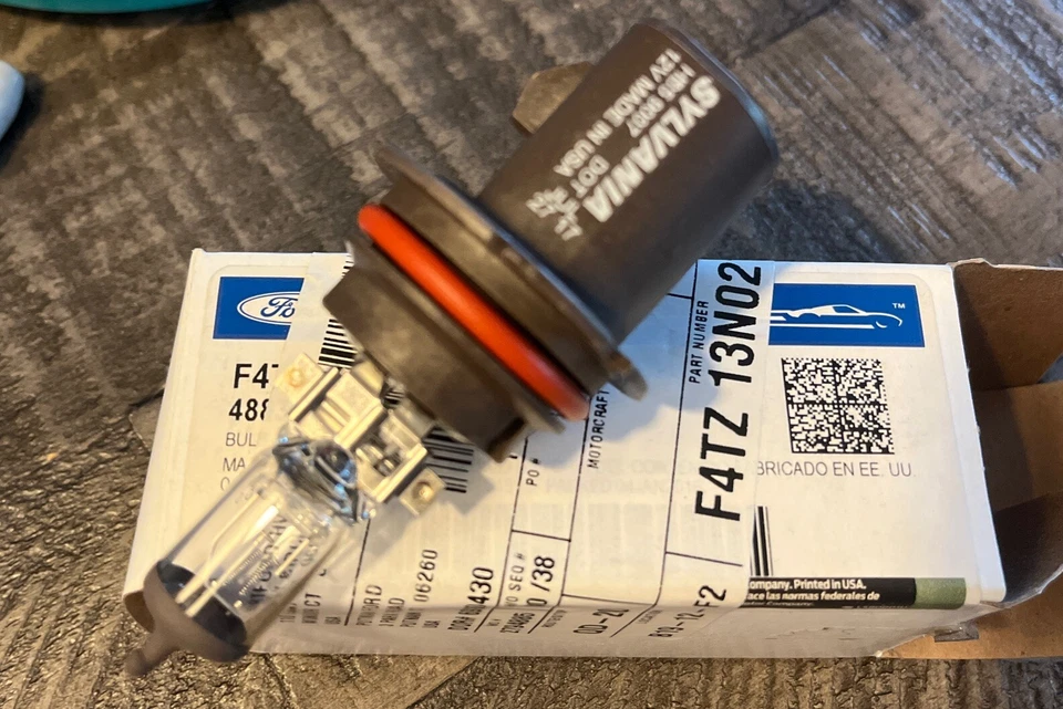 Оригинальная лампа для внешней фары Ford F4TZ-13N021-B от оригинального производителя - Изображение 1 из 1