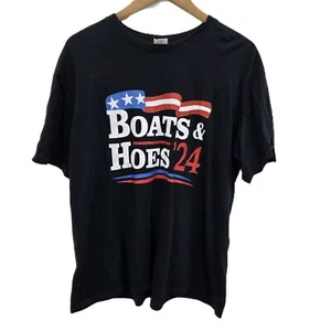 Boats & Hoes '24 Grafik T-Shirt schwarz Stiefbrüder Herren Gr. L lustig patriotisch - Bild 1 von 10