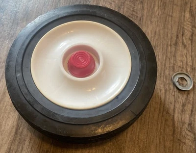 REPUESTOS RADIO FLYER 89 O 90 PULL WAGON - (1) RUEDA Y (1) TAPA ROJA Foto 1 de 4