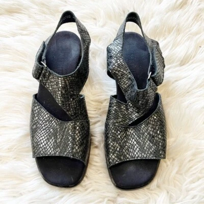 Sandalias cómodas Mephisto negras y plateadas metálicas de piel de serpiente 100 % Caoutchouc talla 10 Foto 1 de 4