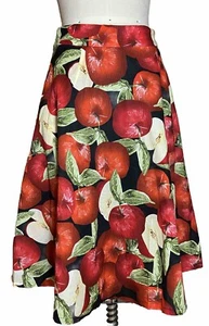 VENTA DE MUESTRA S FROCK SHOP Falda Línea A Algodón Estampado Manzanas Negra y Roja con Bolsillos - Imagen 1 de 6