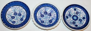 Set di 3 piastre in ceramica dipinte a mano motivo floreale blu turco Iznik 4 1/2 - Foto 1 di 3