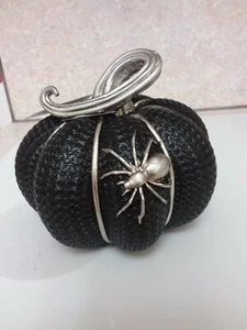 Preciosa calabaza Martha Stewart tejida por cable negro texturizada con araña plateada NUEVA - Imagen 1 de 9
