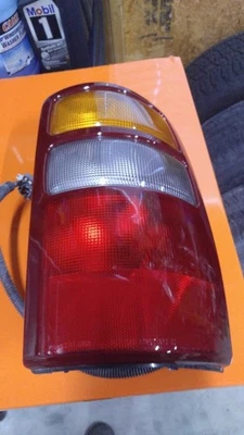 Chevrolet Tahoe 2001 ¡Luz trasera usada del lado del pasajero con arnés de luz y bombillas!!  Foto 1 de 2