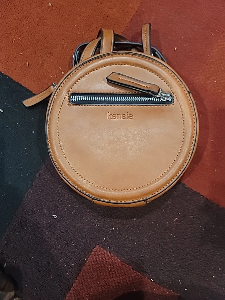 Cartera bandolera redonda marrón Kensie. Correa ajustable. Nuevo con etiquetas nunca usado Foto 1 de 1