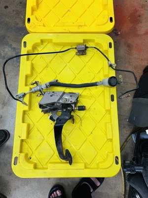 Infiniti G35 2003-2006 transmisión manual 6 velocidades MT, freno y embrague, pedal del acelerador  Foto 1 de 4