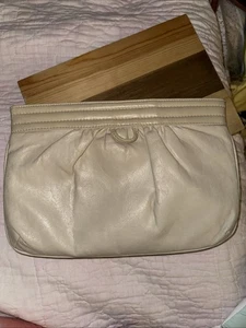 Cartera sin asas vintage de cuero crema con cierre de bisagra (Z1) - Imagen 1 de 10