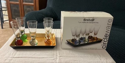 Conjunto de vodca Circleware Fireball com bandeja dourada - Imagem 1 de 4