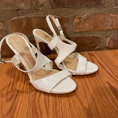 Tacones Gianni Bini para mujer blancos con estampado de serpiente con correa al tobillo talla 9,5 M nupcial Foto 1 de 4