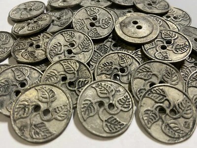 RARO! Botón de metal fundido vintage con patrón de hojas Lt plata antigua 25 mm 2 agujeros Foto 1 de 3