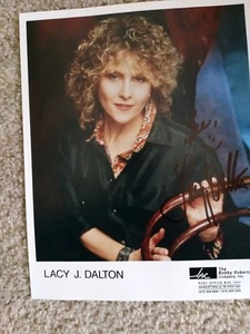 Lacy J Dalton signiertes Foto 8 x 10 - Bild 1 von 1