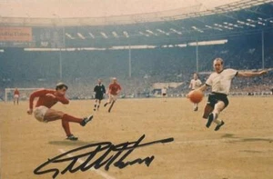 ENGLAND: SIR GEOFF HURST SIGNED 6x4 WORLD CUP 1966 ACTION PHOTO+COA - Picture 1 of 1