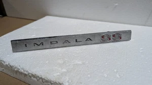 Chevrolet Impala 1966 original guantera emblema insignia usada #13891457 - Imagen 1 de 9