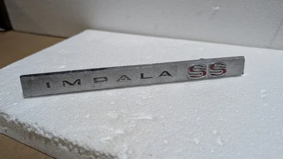 1966 Chevrolet Impala emblema original caixa de luvas emblema usado #13891457 - Imagem 1 de 4