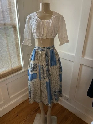 "Falda de Pradera Floral Encaje Transparente Hecha en EE. UU. Cottage Core Años 70 Azul Blanco S/M 28"" de Colección" Foto 1 de 4