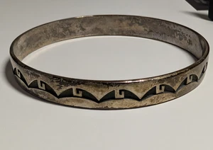 Indianer George Phillipi Sterling Overlay Armreif - 27 g, 25/8" ID, 3/8" breit - Bild 1 von 7