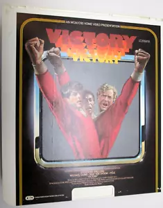Victory Sylvester Stallone Pele CED VideoDisc Lorimar VTG great for wall art - Foto 1 di 11