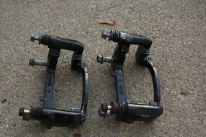 Soporte y pernos de montaje de pinza de freno delantera izquierda y derecha Ford Mustang 1996 OEM - Imagen 1 de 7