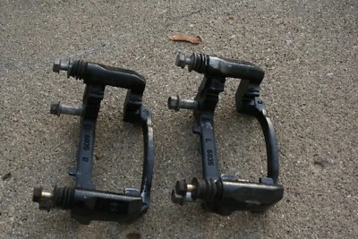 Soporte y pernos de montaje de pinza de freno delantera izquierda y derecha Ford Mustang 1996 OEM Foto 1 de 4