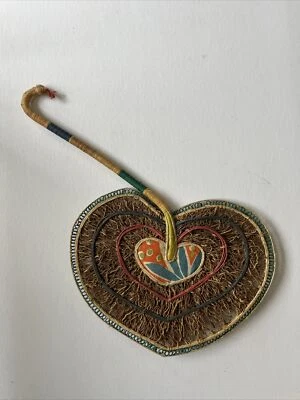 Ventilador de mano natural curvado de césped tejido decorativo de colección Sri Lanka hecho para V.B.I. Foto 1 de 4