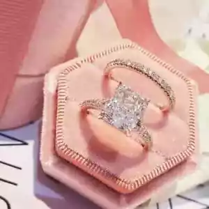 Set anelli da sposa di fidanzamento moissanite taglio radiante 3,00 CTW placcati oro rosa 14 carati - Foto 1 di 9
