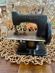 Antica macchina da cucire vintage in miniatura cantante per bambini - Foto 1 di 7