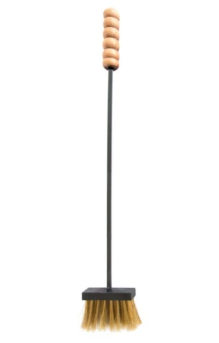 ATTREZZI PER CAMINO SCOPA CON SETOLE IN OTTONE E MANICO IN LEGNO - Immagine 1 di 1
