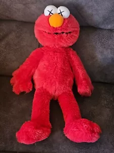 Uniqlo KAWS x SESAMSTRASSE Elmo Plüschtier Stofftier. Selten! Neu mit Etikett! - Bild 1 von 4