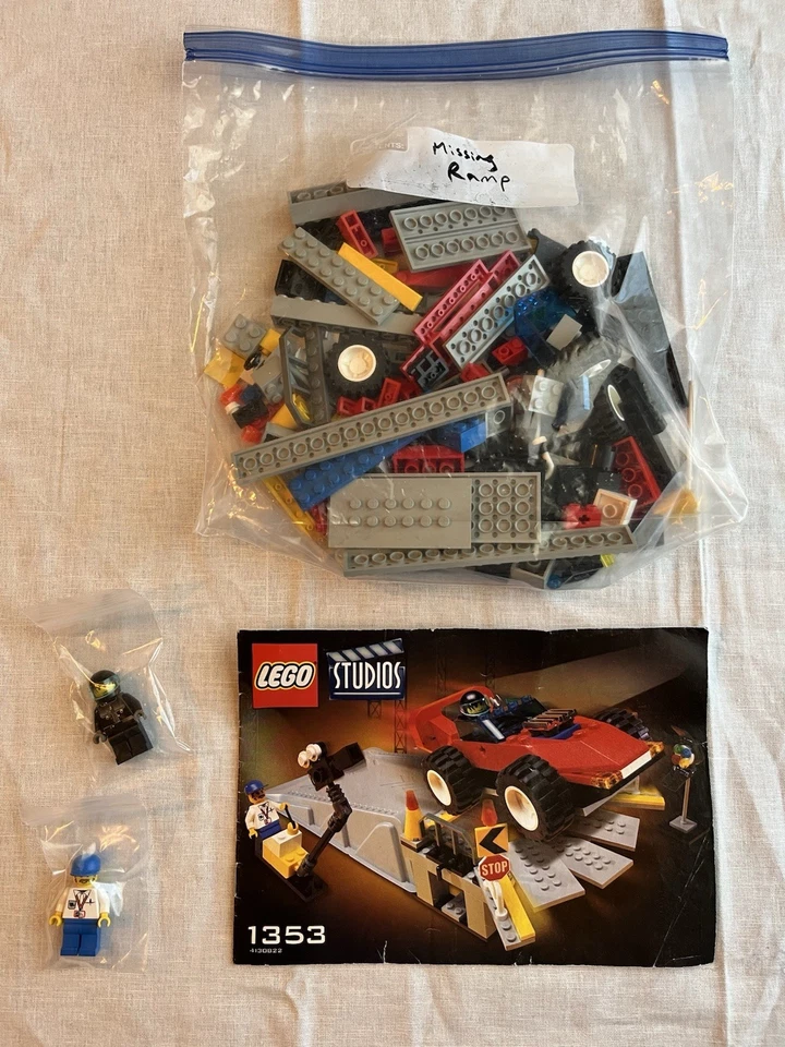 LEGO Studios 1353 – Estúdio de acrobacias de carro – Figuras e peças completas (SEM caixa, SEM rampa) - Imagem 1 de 1