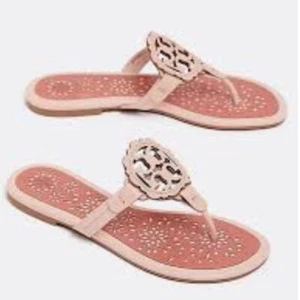 NUEVO EN CAJA Tory Burch Miller Cuero Vieira Logo Sandalia Plana Tanga CÁSCARA DE MAR $228 - Imagen 1 de 5