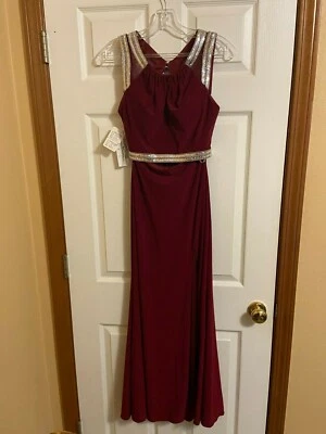 NUEVO CON ETIQUETAS Vestido Madison James Wine 2 Piezas CAMISETA VAINA CROPTOP CON MARCO PLATEADO. Talla 2 Foto 1 de 2