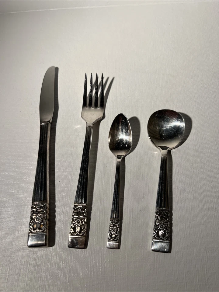 Cubiertos plateados Oneida Community Hampton Court - Juego de 4 piezas  Foto 1 de 4