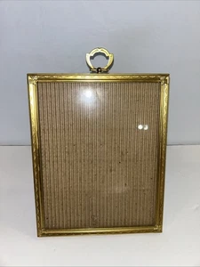 Cornice portafoto VINTAGE 8x10” metallo dorato ornato inciso in piedi antica - Foto 1 di 9