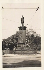 Temprano RPPC 1918-1930 Hombre de pie junto a Brigham Young estatua de Salt Lake City UT - Imagen 1 de 2