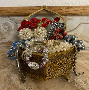 Good fashion jewelry 21 pc with embossed gold and glass trinket box lot - Picture 1 of 12