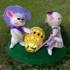 Annalee 6" pequeños ratones blancos llevando huevo de Pascua amarillo 2009 - Imagen 1 de 12