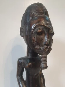 Figura de antepasado Baule masculino fina y sentado. Antiguo ejemplo. 59 cm de alto. Costa de Marfil. - Imagen 1 de 24