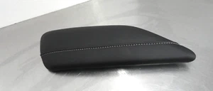 OEM Genuine GM 23365010 Jet Black Front Driver Side Door Armrest Cover Camaro - Foto 1 di 4