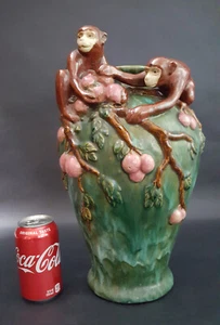ENORME VASO IN MAIOLICA APPLICATO SCIMMIE E PESCHE VERDE SMALTO OPACO VASO MARCATO 15,5" - Foto 1 di 12