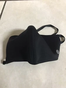 Lululemon schwarze verstellbare Unisex-Gesichtsmaske mit doppeltem Riemen  - Bild 1 von 2