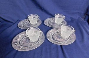 D7 - Tiara Glass Crystal Sandwich Snack Plates w/ Cups Lot of 4 Sets - Foto 1 di 4
